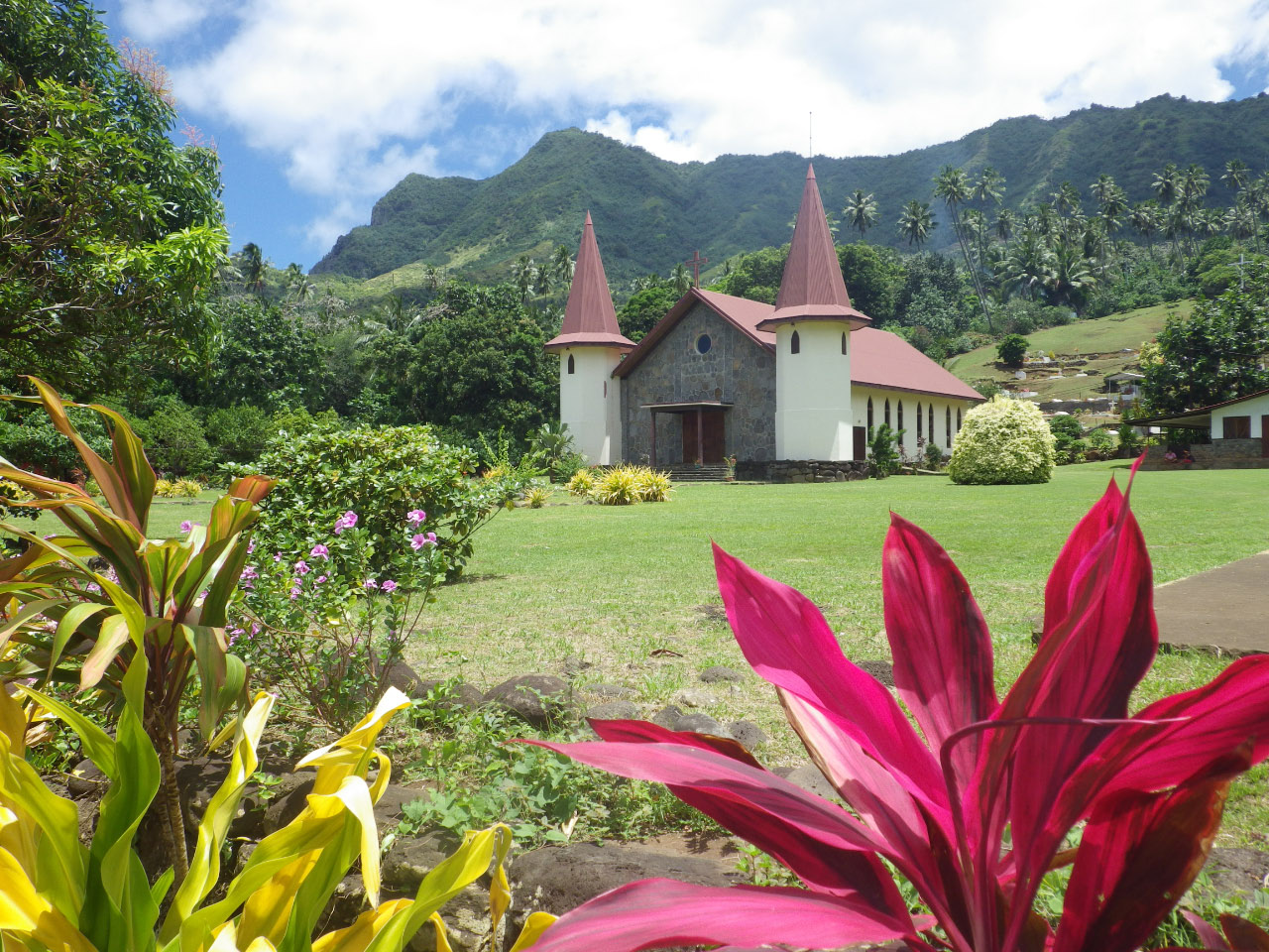 Omniprésence des églises Chrétiennes en Polynésie. Les différentes églises se livrèrent à une concurrence implacable en soutien des conquêtes coloniales